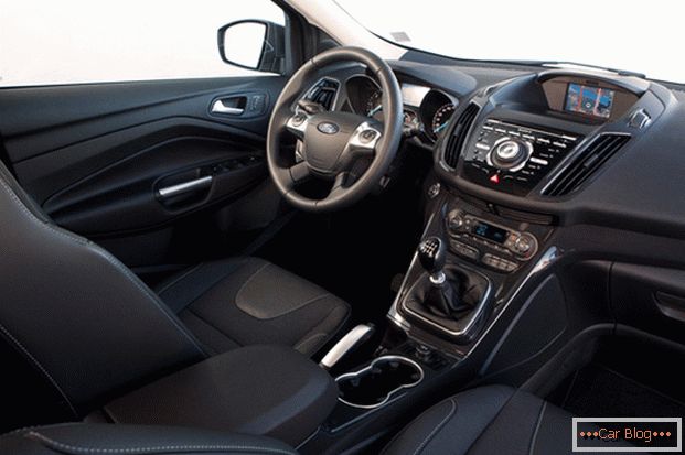 Ford Kuga verfügt über eine geräumige und komfortable Kabine. 