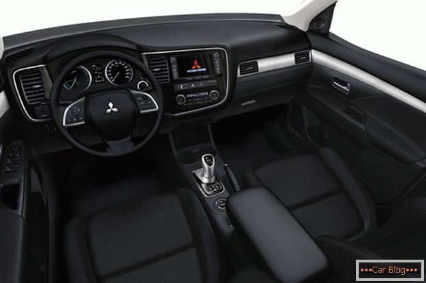 Das Interieur des Autos Mitsubishi Outlander ist lakonisch und komfortabel.