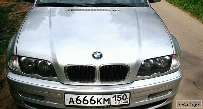 BMW 3er im hinteren Teil des E46 - die Nummer des Teufels auf der Nummer