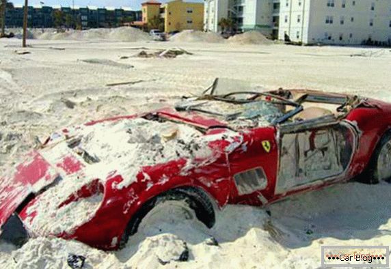 Ferrari 250 Spyder mit Sand bedeckt