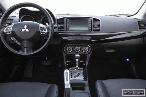 Mitsubishi Lancer bietet ein stilvolles Interieur mit ergonomischen Sitzen