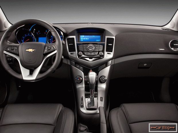 Chevrolet Cruze Autoinnenraum порадует владельца качеством отделочных материалом и спортивной стилистикой