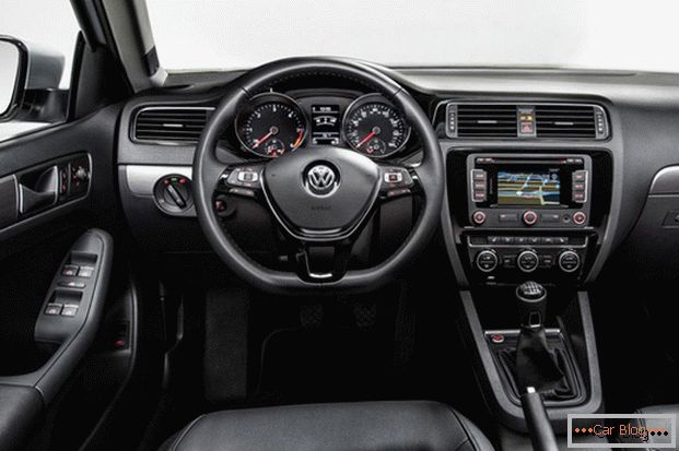 In der Kabine des Autos Volkswagen Jetta