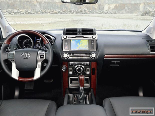Der Salon Toyota Land Cruiser Prado enthält keine sperrigen Elemente und ist dem Gegner in der Endqualität leicht unterlegen