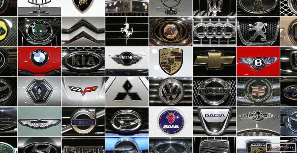 Embleme von Autos verschiedener Hersteller