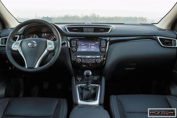 Die Kabine des Autos Nissan Qashqai wird den Komfort des Fahrers und der Passagiere genießen
