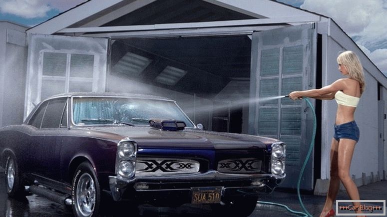 Wie man ein Auto mit einem Schlauch wäscht