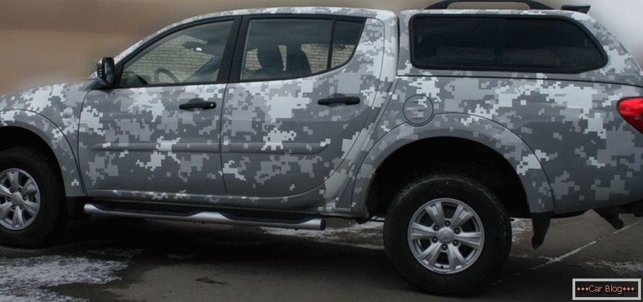 Selbstbemalendes Auto in Camouflage