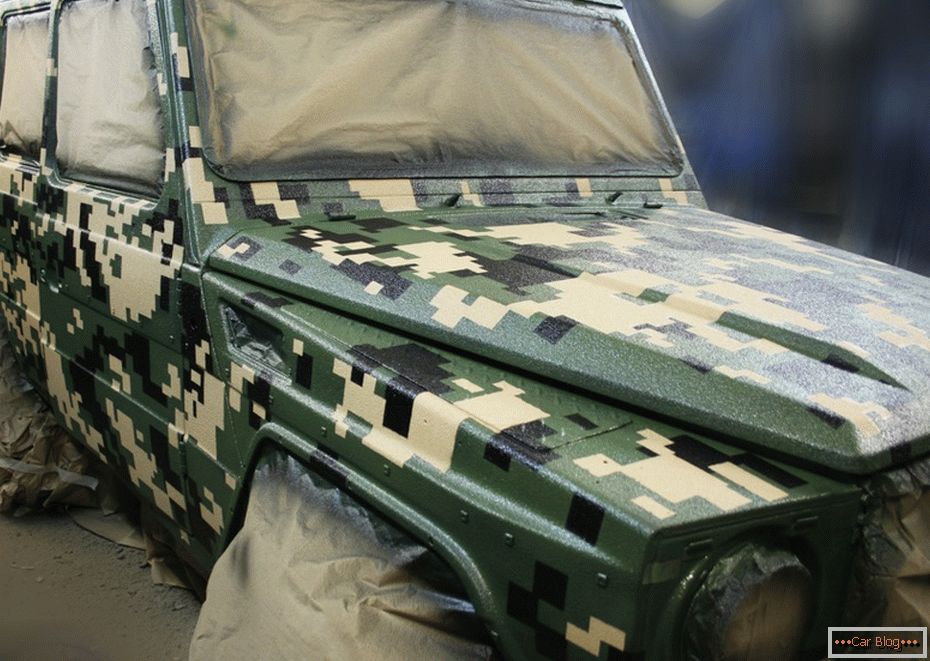 Selbstbemalendes Auto in Camouflage