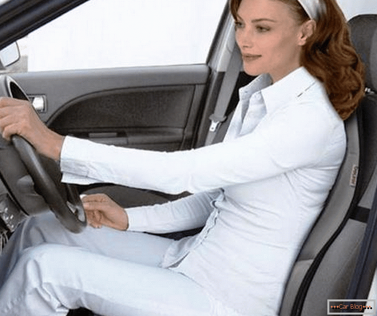 Wie funktioniert ein Massageumhang für einen Autositz?