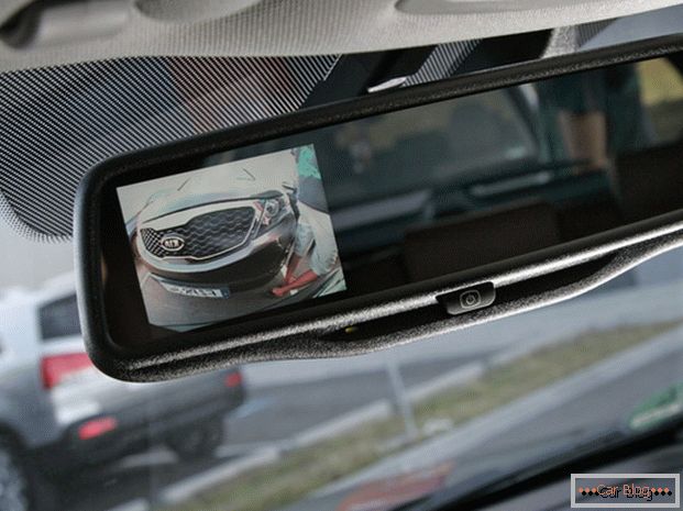 Das Bild der Rückfahrkamera kann mit einem Monitor auf den Spiegel übertragen werden