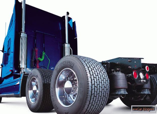 Reifen auf dem LKW sind stark belastet und müssen daher gute Qualitätseigenschaften aufweisen
