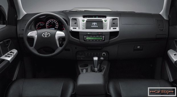 Innenraum автомобиля Toyota Hajluks не может похвастаться качеством отделки, но комфорт в салоне на высшем уровне