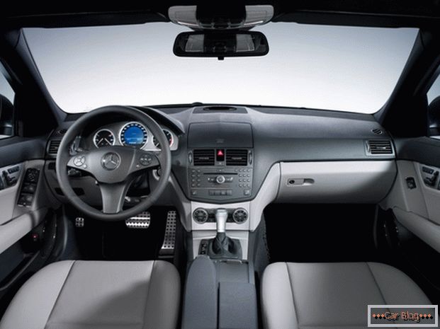 Mercedes Autoinnenraum mit Akustik Harman