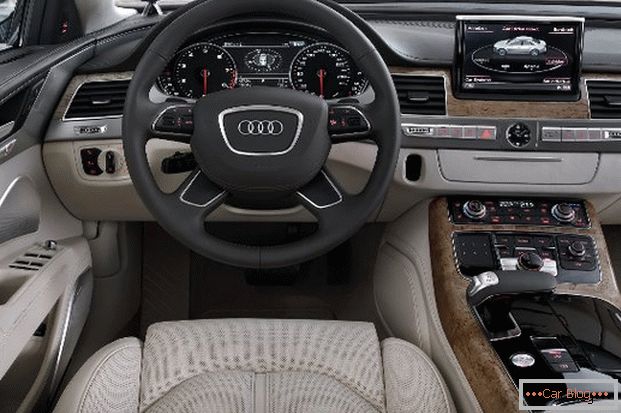 Eines der hochwertigsten Audiosysteme, die im Auto Audi A8 installiert sind