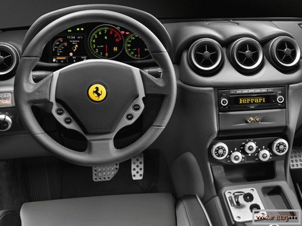 Bose Media System in einem Ferrari-Auto