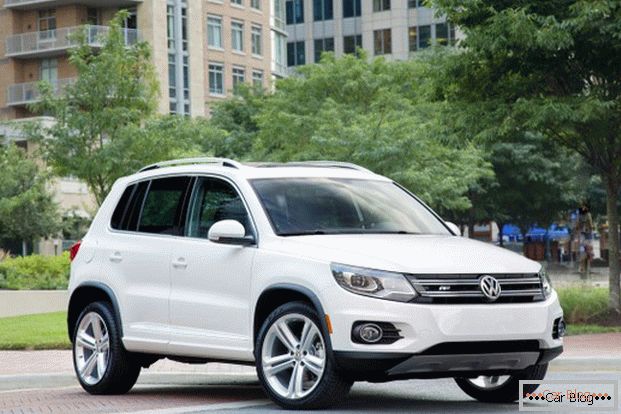 Volkswagen Tiguan erweckt mit seinem Äußeren die Sicherheit, dass die Reise komfortabel und sicher sein wird