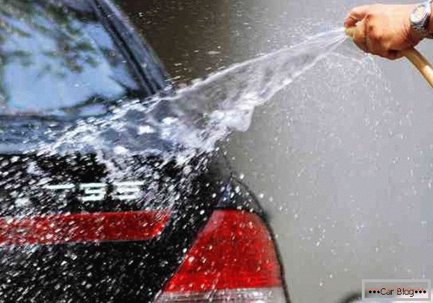 Ein Auto mit Wasser abwaschen