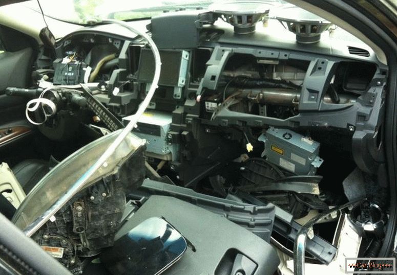 Nissan Teana in einem gebrochenen Schuss
