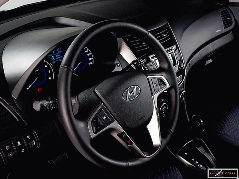 Hyundai Solaris 2015 Lenkrad und Steuerung