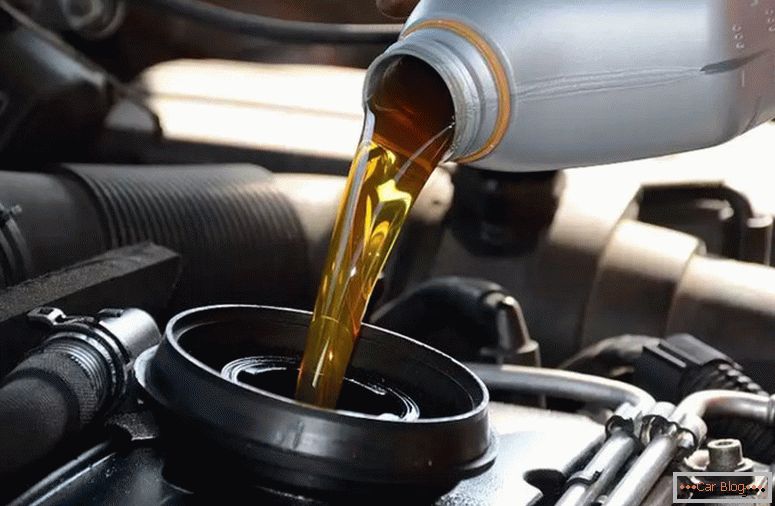 Wie viel Öl sollte in den Motor eingefüllt werden?