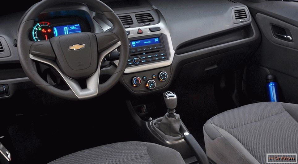 Nach der Umgestaltung wird Chevrolet Cobalt Ravon R4 genannt