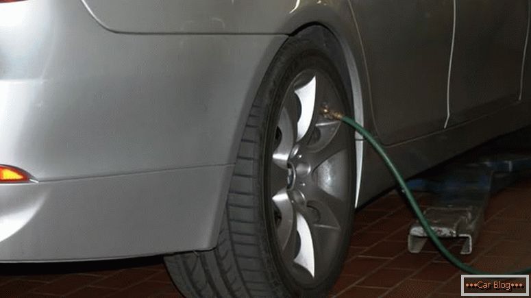 Aufblasbare Reifen sollten den Empfehlungen des Fahrzeugherstellers entsprechen, aber den auf den Reifen angegebenen maximal zulässigen Druck nicht überschreiten