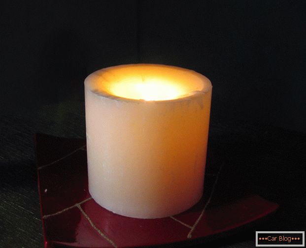 Eine brennende Kerze hilft Ihnen, sich in einem festgefahrenen Auto aufzuwärmen.