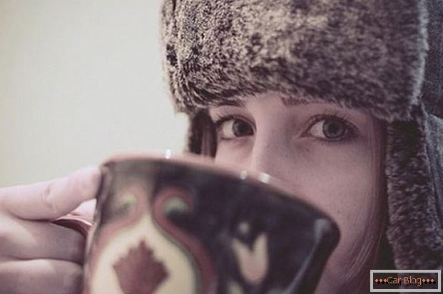 Um sich warm zu halten, können Sie eine Tasse heißen Tee oder Kaffee trinken