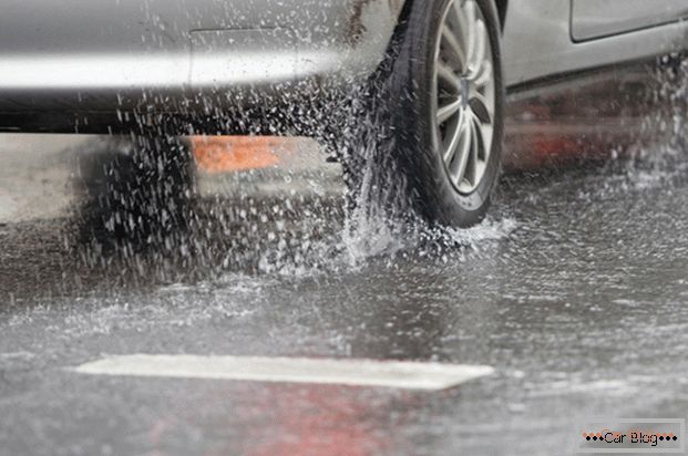 Unsachgemäßes Fahren bei Regen erhöht den Kraftstoffverbrauch