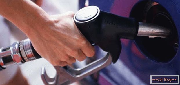 Füllen Sie den vom Fahrzeughersteller empfohlenen Kraftstoff auf
