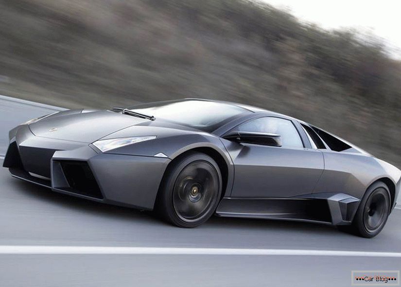 Lamborghini Reventon fährt schnell