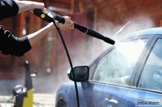 Durch die berührungslose Autowaschanlage können Sie das Auto ohne Lappen sauber machen