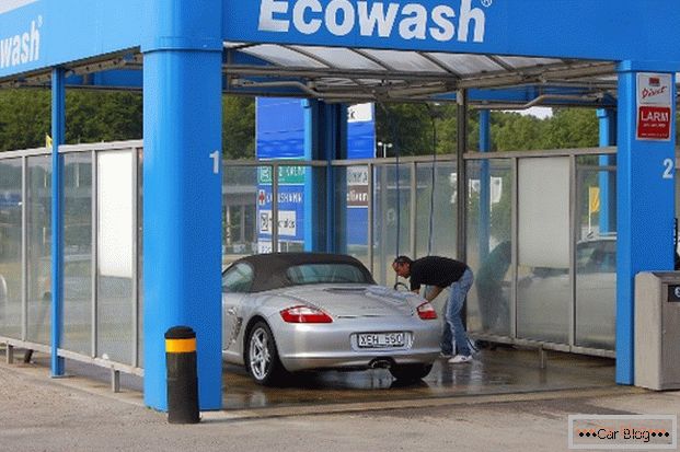 Das Auto in der SB-Waschanlage selbst waschen