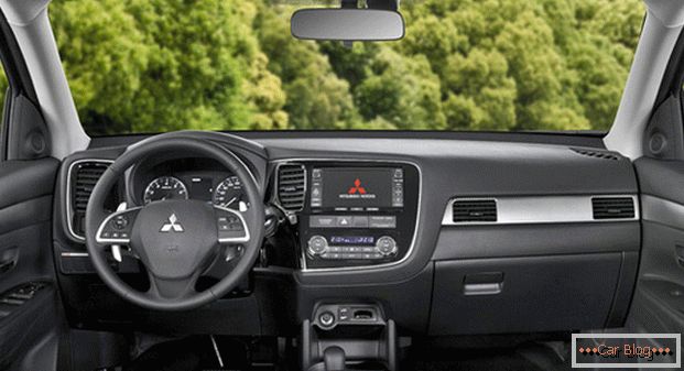 Mitsubishi Outlander Auto wird den Besitzer mit einem hohen Maß an Trimmung erfreuen