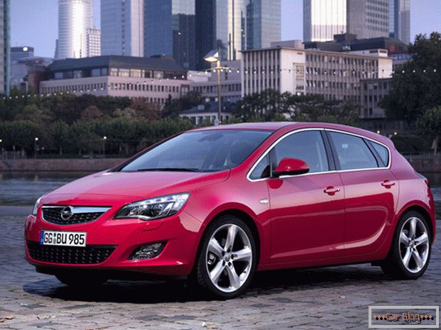 Komfort und Funktionalität - charakteristische Merkmale des Autos Opel Astra