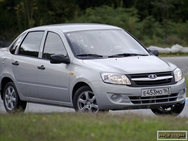 Die Autohersteller Lada Granta versuchen, die Bedürfnisse der russischen Fahrer zu berücksichtigen