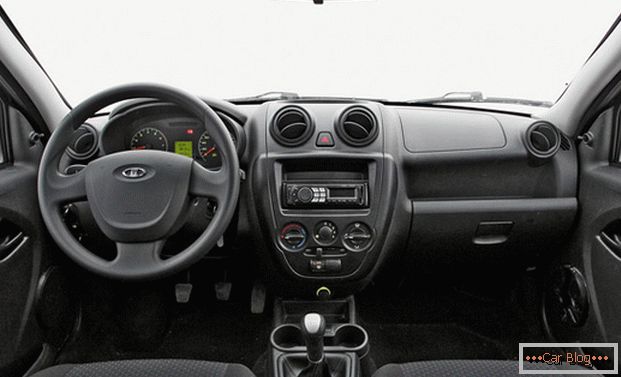 Lada Granta Car Innenausstattung ist nach den Regeln der heimischen Autoindustrie gemacht