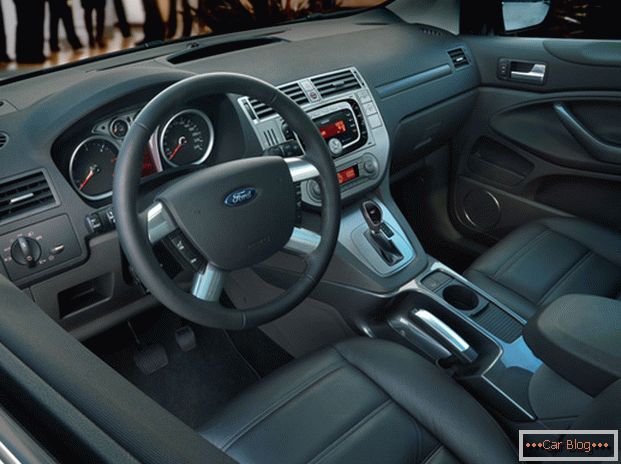 Ford Kuga Autoinnenraum наоборот более презентабелен в отличии от внешности автомобиля