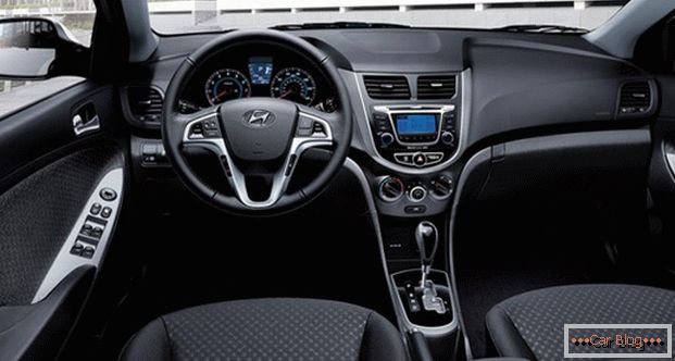 Innerhalb Hyundai Accent гораздо больше современных элементов