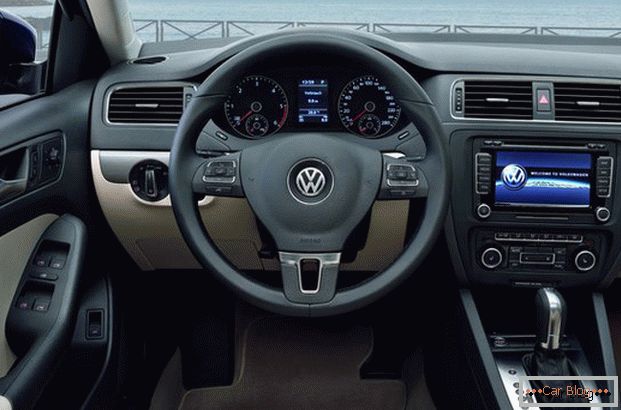 Salon Volkswagen Jetta wird Sie mit hochwertigen Oberflächen und komfortablen Bedienelementen begeistern