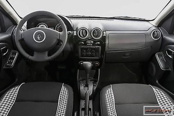 Die Mängel im Design der Kabine Renault Sandero werden durch Funktionalität und Komfort kompensiert.
