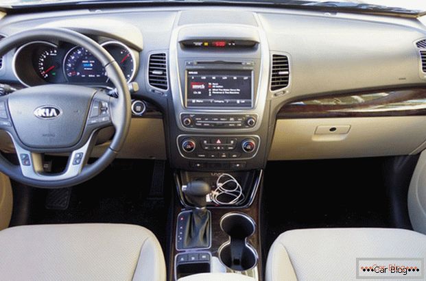In der Kabine des Autos bietet Kia Sorento beheizbare Rücksitze