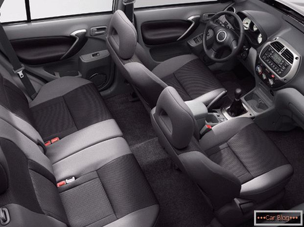 Im Auto Toyota Rav4 erwarten Sie komfortable Sitze und abgerundete Teile