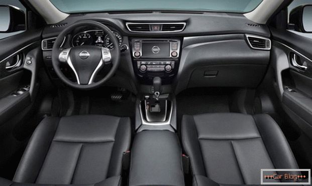 Auto Nissan X-Trail hat eine geräumige und komfortable Lounge.