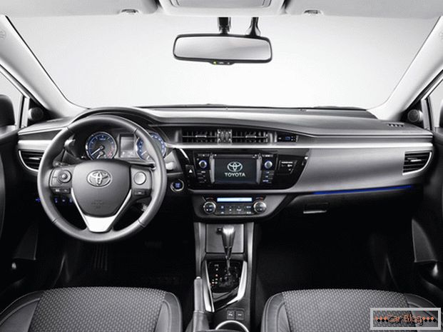 Der Innenraum von Toyota Corolla gleicht aufgrund des Komforts hinter dem Lenkrad die Mängel der Federansicht aus