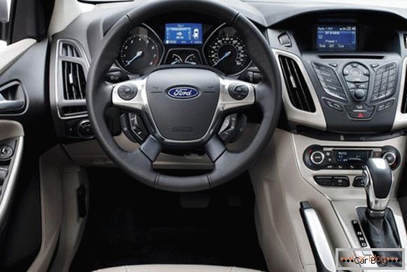Der Innenraum des Autos Ford Focus kann mit der Kabine des Flugzeugs verglichen werden