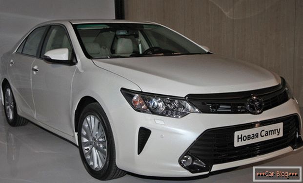 Das Aussehen des Autos Toyota Camry