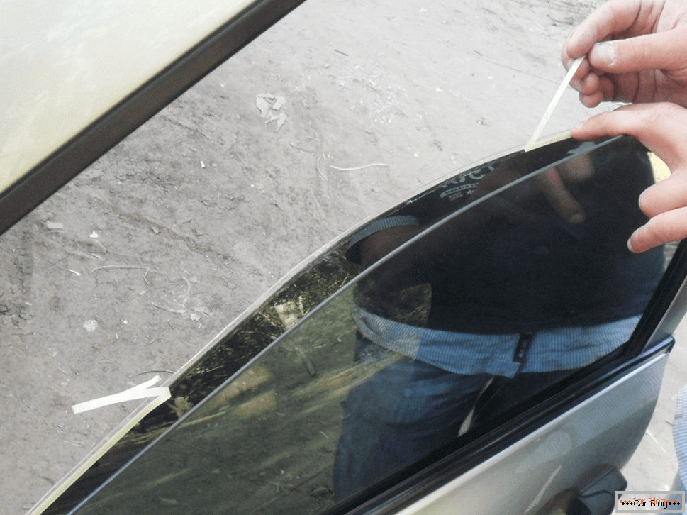 Abnehmbare Tönung auf dem Glas des Autos installieren