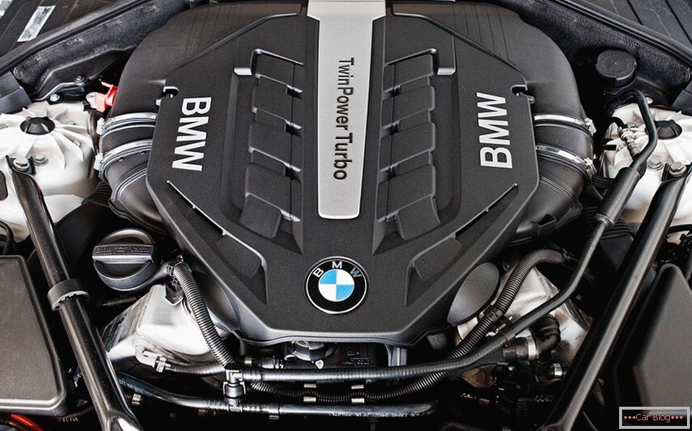 BMW 750Li Motor